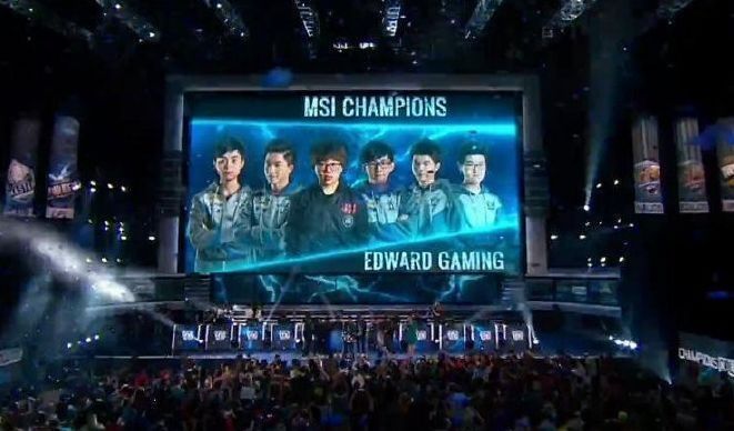 LPL夏季赛季后赛决赛：JDG 3：2 击败TES，夺得季后赛冠军